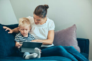 Mor og sønn i sofakrok leker med ipad