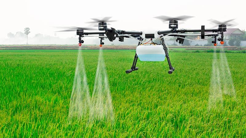 Landbruksdrone brukt til vanning av jorde