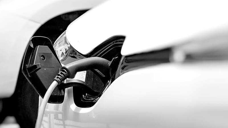 Ettersom elbilen lader med likestrøm, og anlegget ditt er vekselstrøm, er jordfeilbryter type B påbudt.