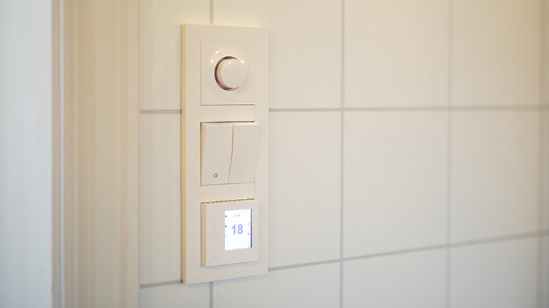 full kontoll med dimmer og termostat på badet