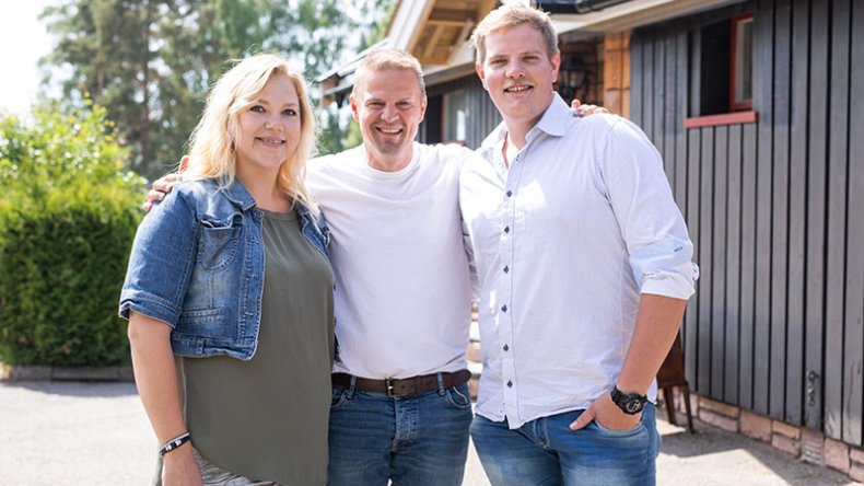 Sinnansekker'n Otto Robsahm med deltagerne Marita K.W. Andersen og Jon André Haugland