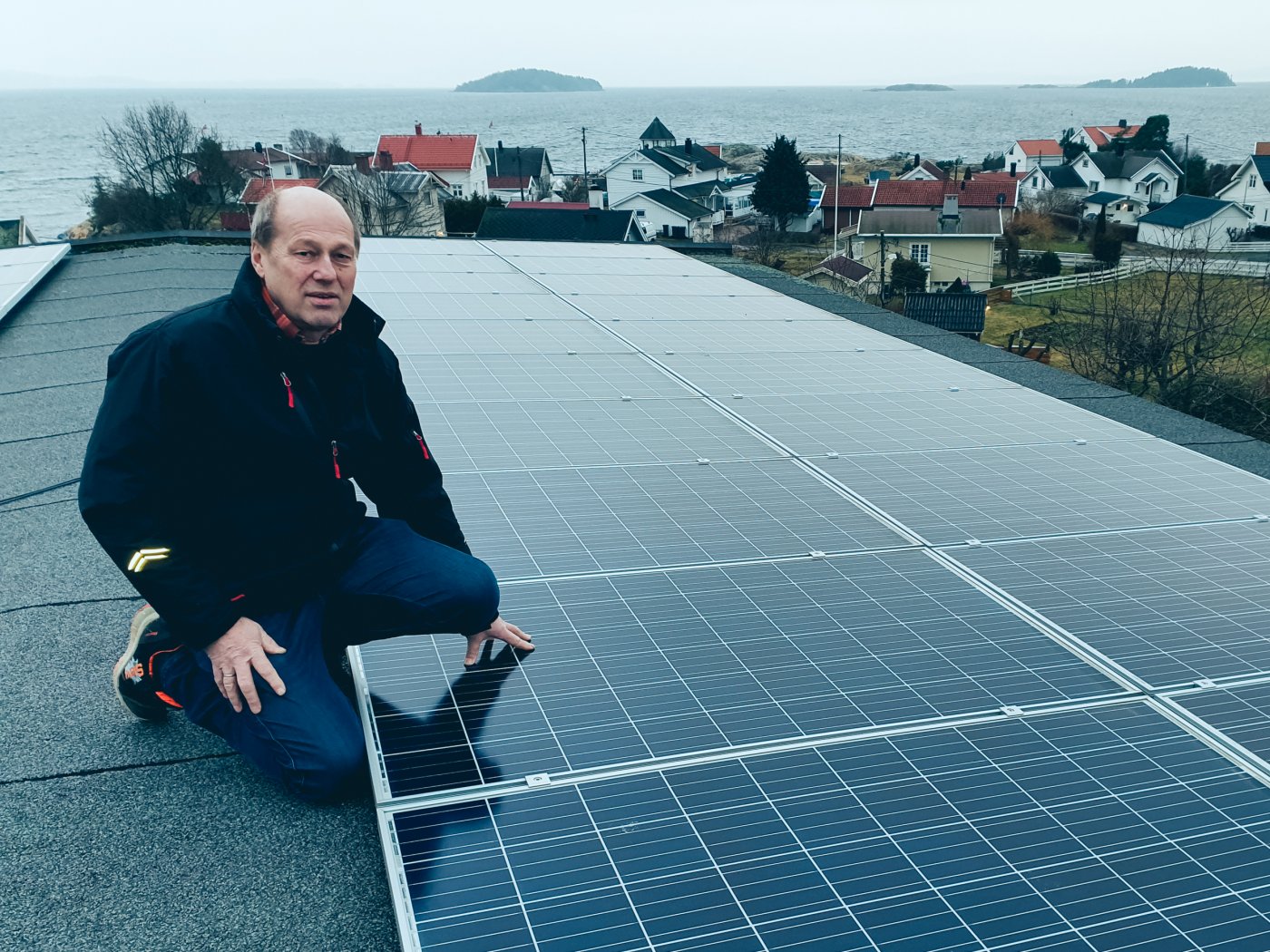 terje kaksrud foran et solcellepanel på tak