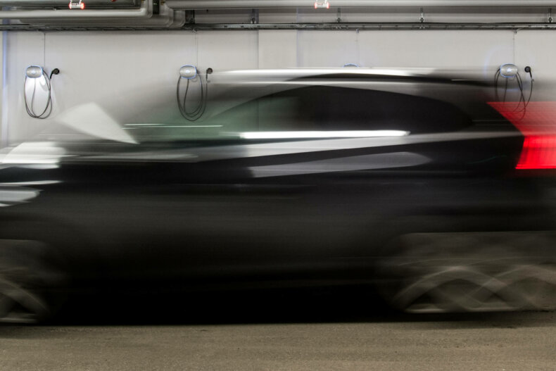 bil kjører forbi chargeampsladere i kjeller borettslag