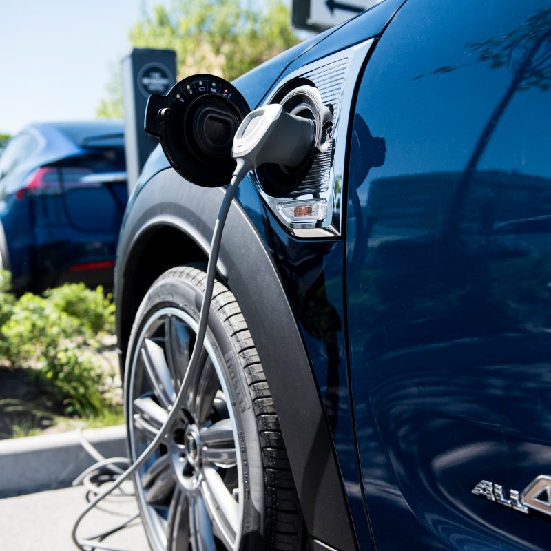 charge amps lader bil på parkeringsplass