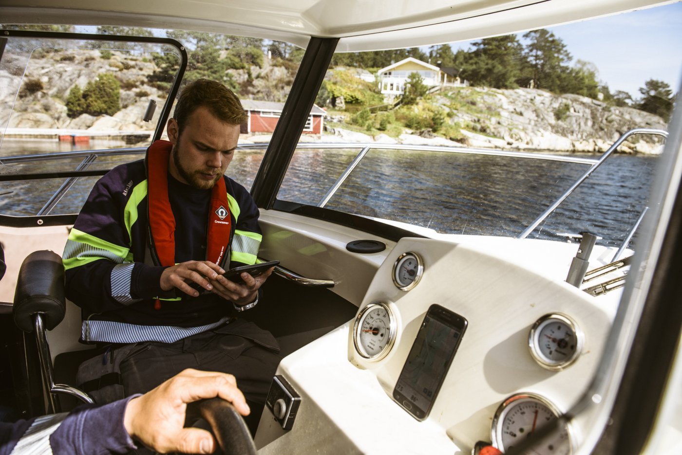 kreagerø elektriske på vei til oppdrag i båt