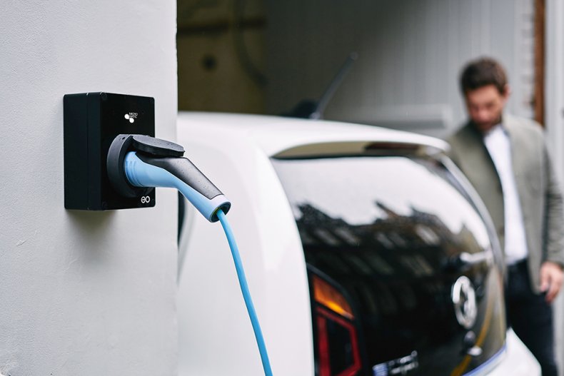 EO lader fra micro matic i veggen med bil i bakgrunnen