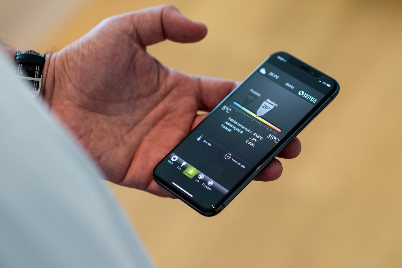 iphone med sensio hviler i hånden