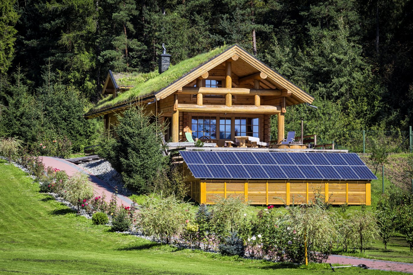 hytte med solceller på låve eller fjøs