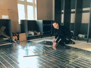 martin søtvedt foss elektro på gulvet med varmefolie