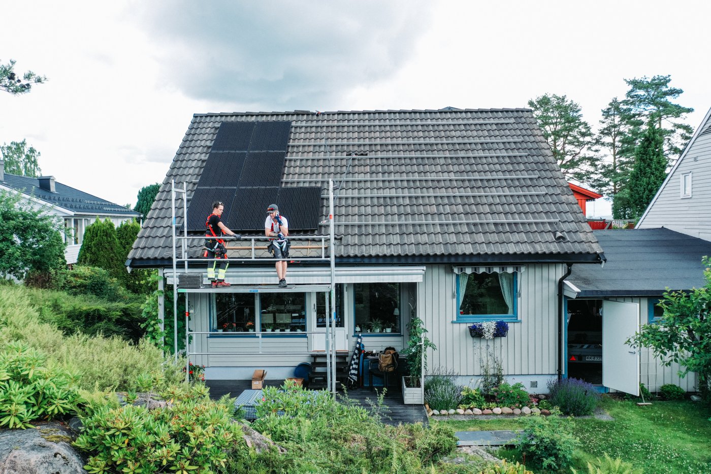 Oversikt over huset til Randi Maakestad underveis i prosessen med å legge solcelleanlegg.