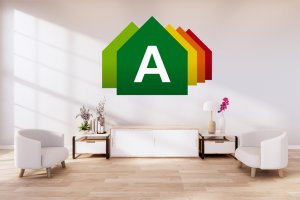 stue med mye naturlig lys, sto stoler og en kommode energimerking logo lagt over