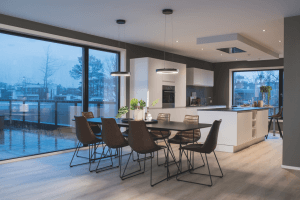 Kjøkken/stue med forskjellig belysning
