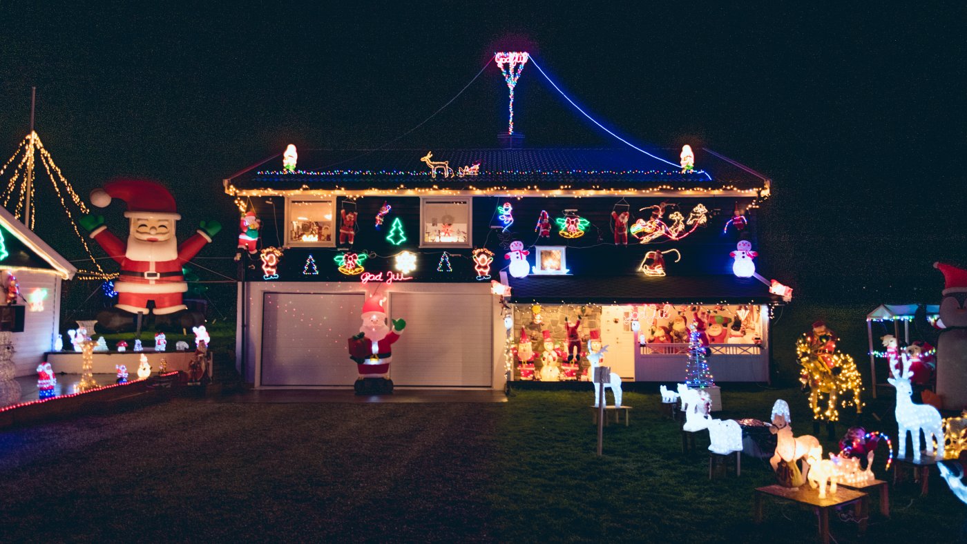 Det er mørkt ute, men alt man ser er eneboligen til Tore Karlsen som er full av julelys. I hagen står det mange figurer og en 1beskrivende setning om hva som er avbildet