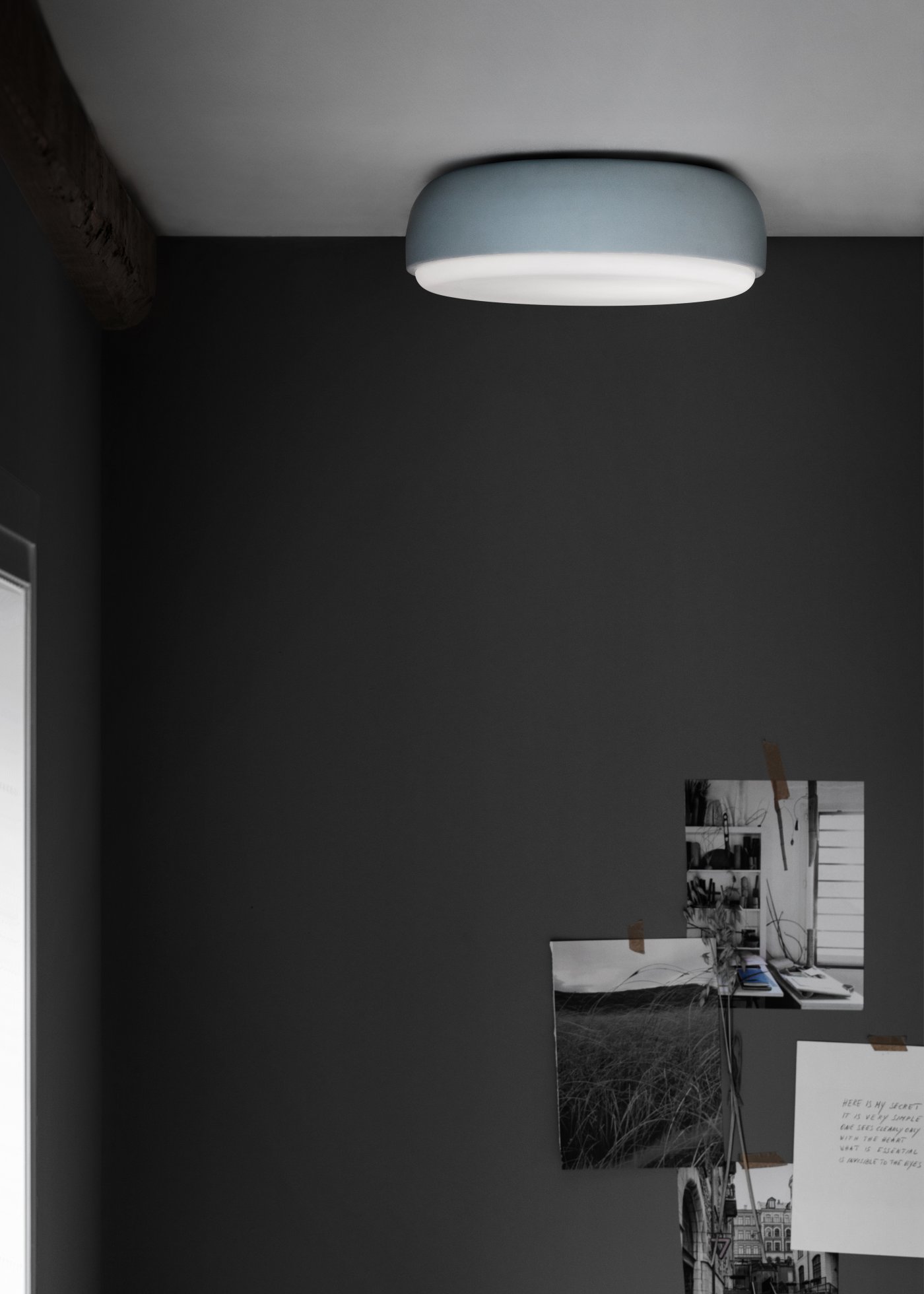 taklampe lyser ned på grått miljø baderom