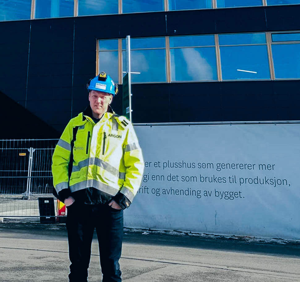 Kristian Haugen, prosjektleder i Argon Elektro med verneutstyr på byggeplass.
