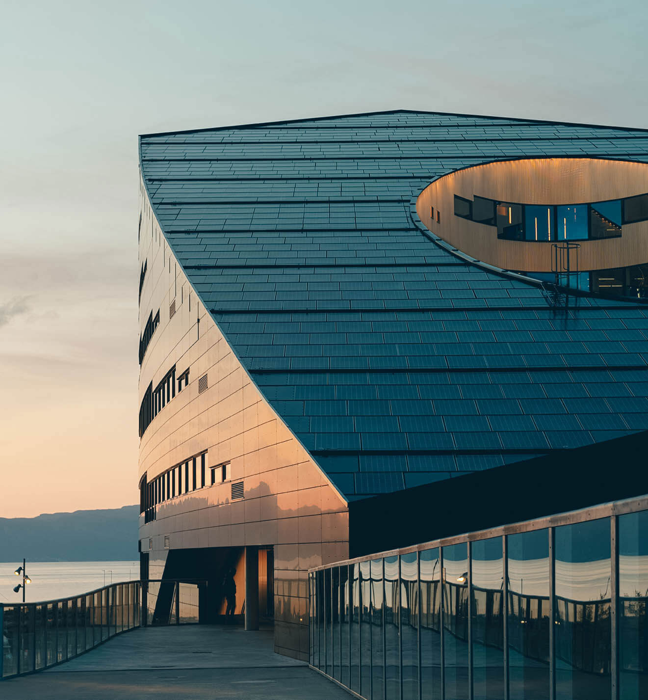 Kontorbygget powerhouse brattørkaia i solnnedgang med Trondheimsfjorden i bakgrunn.