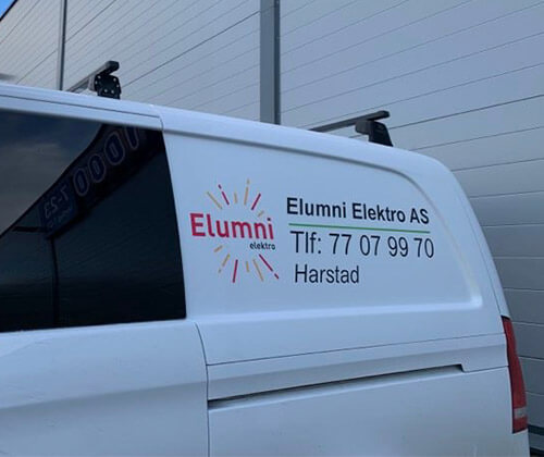 Arbeidsbil med logoen til Elumni på siden av bilen.