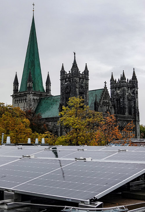 Solcellepanel på Katedralskolen med utsikt til Nidarosdomen