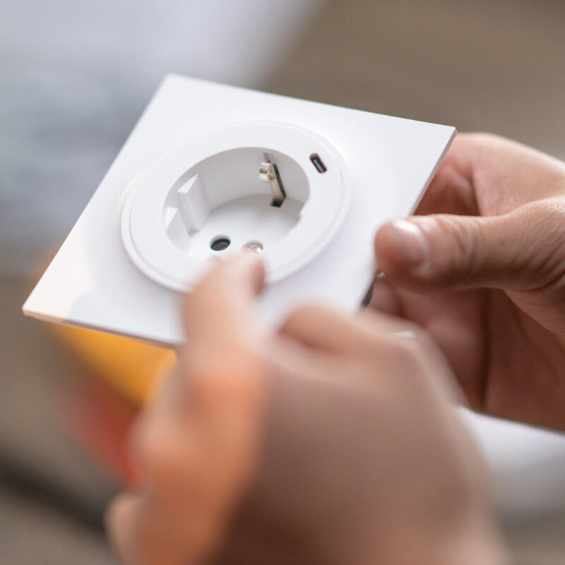 Hvit Elko One stikkontakt med Power Delivery (PD) USB-C-utgang.