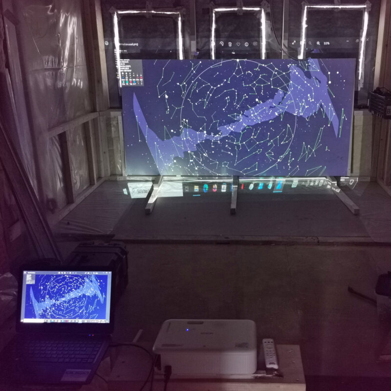 Stjernehimmel blir projisert på kryssfinerplate.