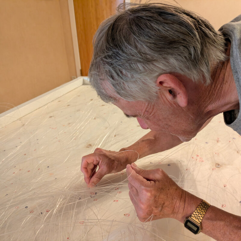 Nøye plassering av de fiberoptiske trådene.