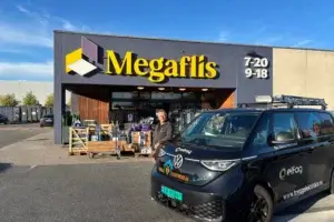 En Elfager fra Trygg Elektriske poserer med sin varebil foran Megaflis' inngangsparti.
