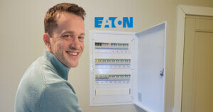 Tarjei Bø foran sitt nye sikringsskap med automatsikringer fra Eaton.